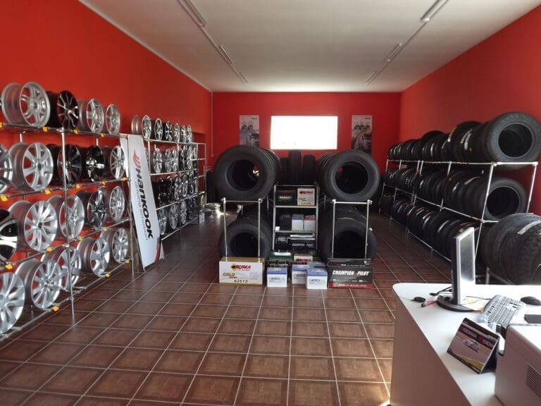 Магазин шин и дисков: г. Павлово с. Б.Давыдово, ул. Дорожная, д. 66 3 Торговый зал магазина по адресу: г. Павлово с. Б.Давыдово, ул. Дорожная, д. 66