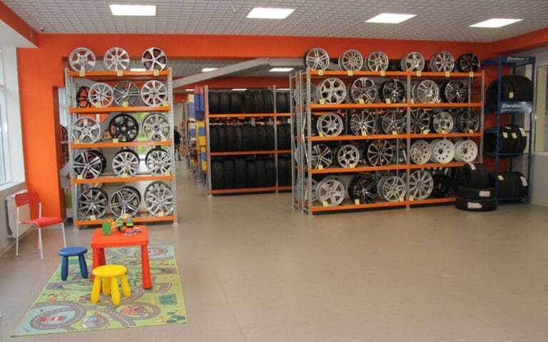 Торговый зал магазина на Ивлиева 22А